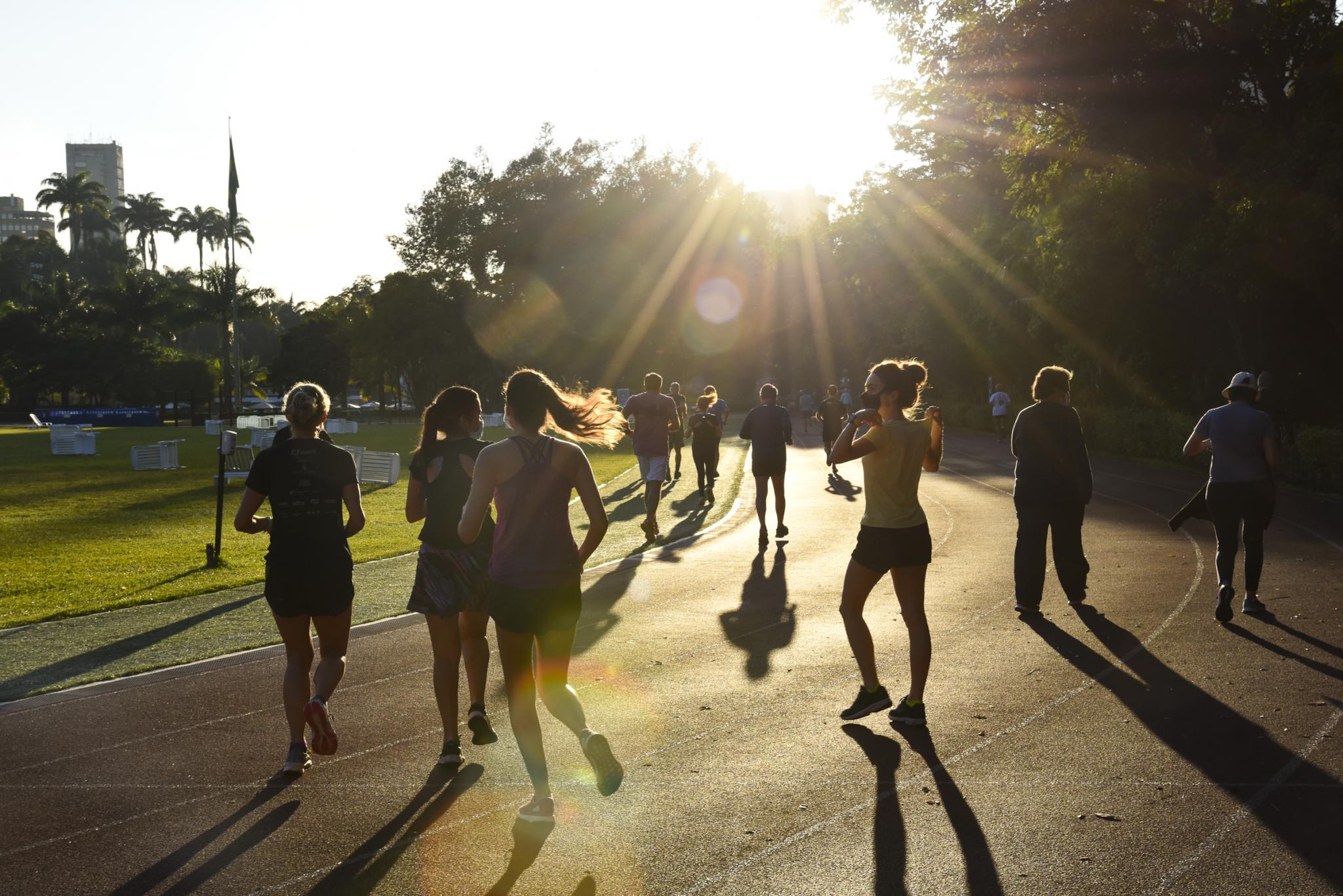 Corrida De Rua - Fotografias de stock e mais imagens de Corrida de