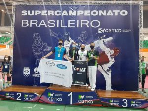 alex sandro atleta pinheirense no alto do pódio do campeonato brasileiro de taekwondo