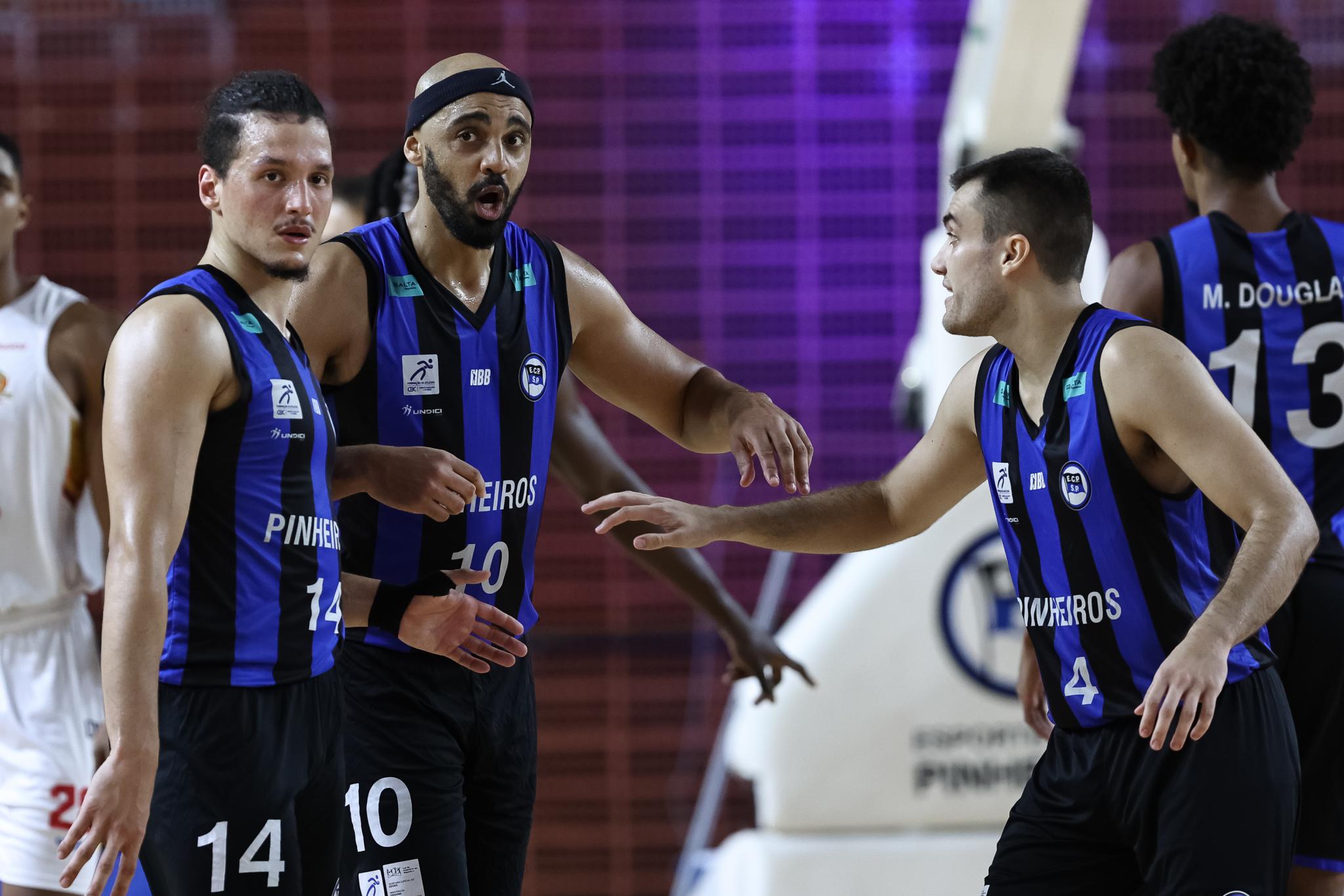 Pinheiros e Caxias do Sul Basquete