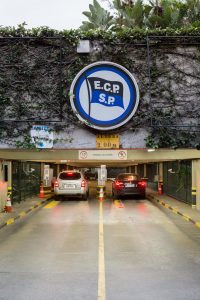 Clique na imagem para ver os valores do estacionamento.