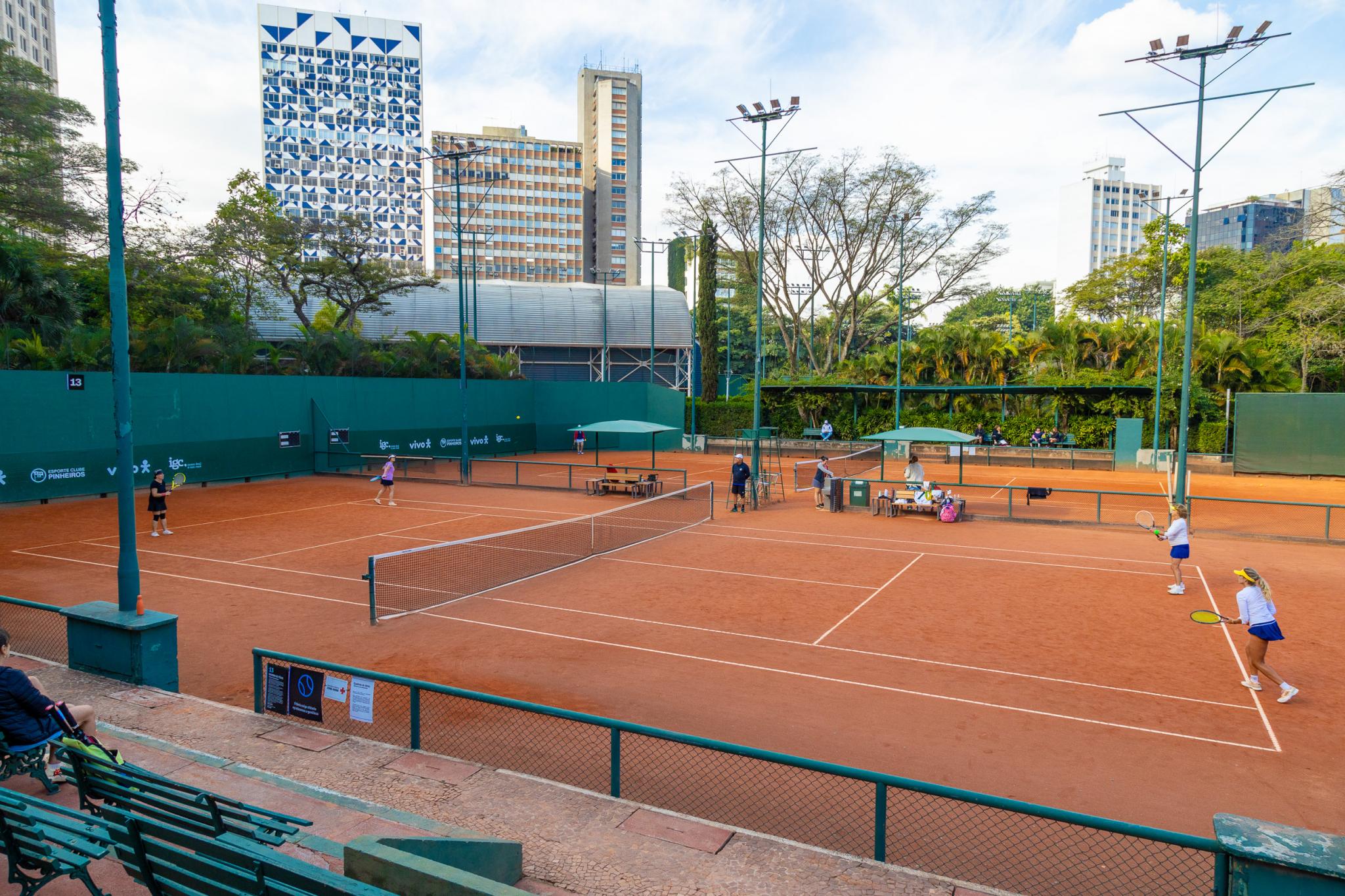 Equipe masculina e retrato em uma quadra de tênis para competição