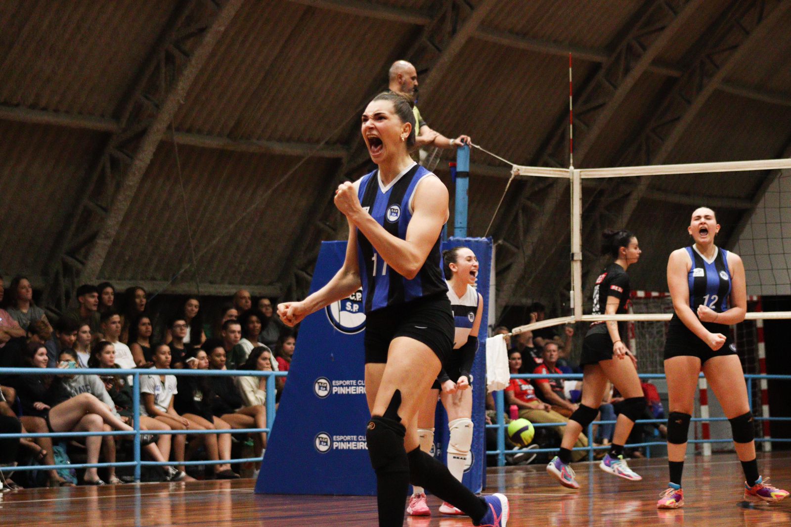 Pinheiros derrota o Vôlei Futuro e conquista o Paulista de vôlei feminino